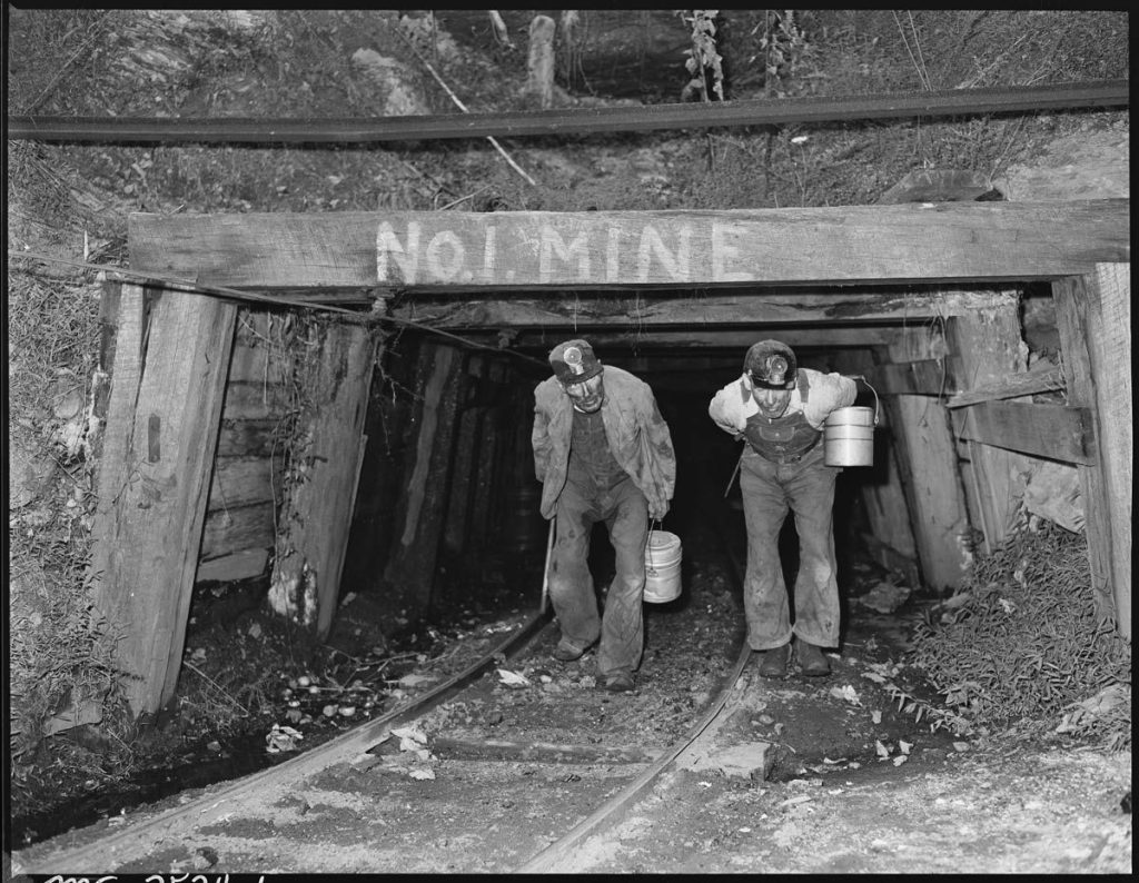minatori in una miniera di carbone